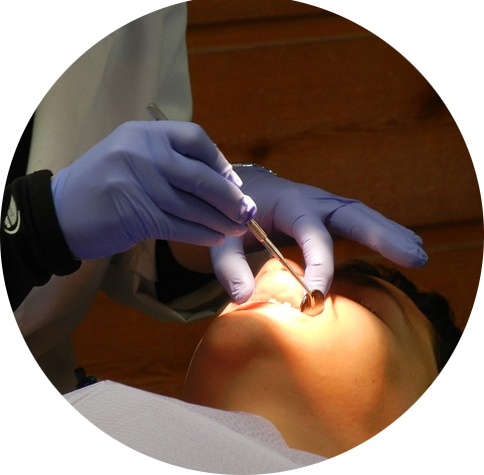 Das Bild zeigt einen Patienten in der Behandlung bei einem Zahnarzt und verdeutlicht das Thema "Amalgamfüllung entfernen und Amalgamsanierung".