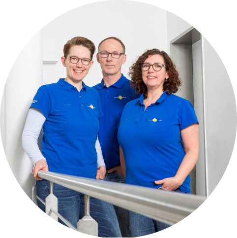 Das Bild zeigt drei Mitarbeiter/innen von unserem Laborteam und dient als Titelbild für das Thema "Dentallabor des Zahnzentrum Emsland".