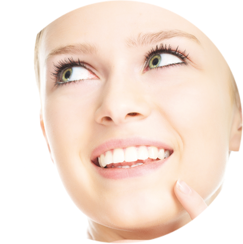 Das Bild zeigt eine Frau mit gesunden Zähnen und dient als Titelbild für das Thema "Professionelle Zahnreinigung für Patienten aus Lingen, Meppen, Nordhorn und Umgebung ".