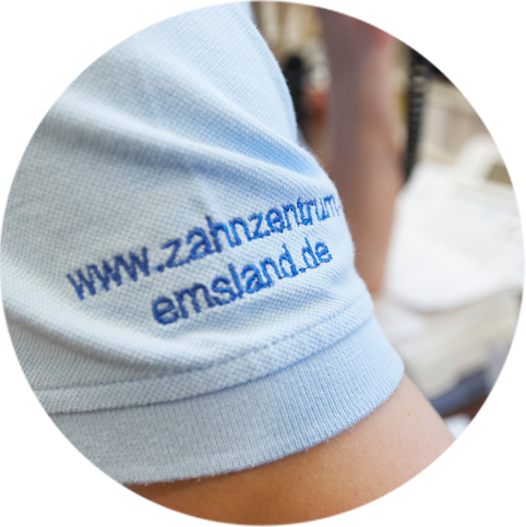 Das Bild zeigt den Ärmel eines T-Shirts mit der Aufschrift Zahnzentrum-Emsland.de und dient als Titelbild für das Thema "Zahnarzt für Lingen und Umgebung".