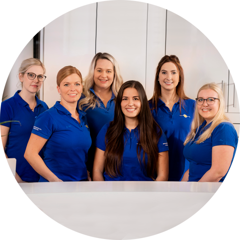 Das Bild zeigt Mitarbeiterinnen unserer Zahnarztpraxis und dient als Titelbild für das Thema "Zahnarzt nahe Nordhorn".