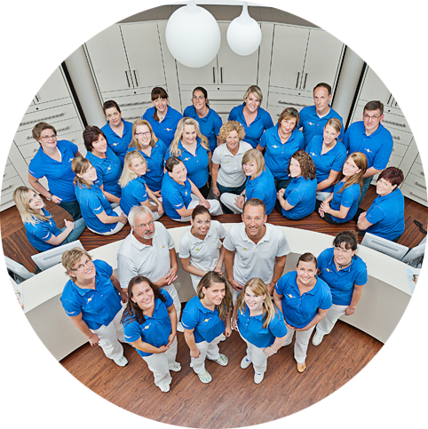Das Bild zeigt das Praxisteam des Zahnzentrums Emsland für ganzheitliche Zahnmedizin.